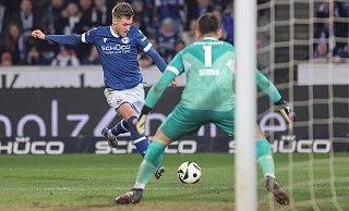 Arminias Joel Grodowski trifft in dieser Szene nur den Pfosten. Wenige Augenblicke später legt er das 4:1 gegen Stuttgart II auf. - Oliver Krato Arminias Joel Grodowski trifft in dieser Szene nur den Pfosten. Wenige Augenblicke später legt er das 4:1 gegen Stuttgart II auf. - Oliver Krato