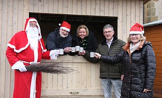 Horst Kröger (v. l.) als Nikolaus, Pastor Markus Malitte, Regina Schlüter-Ruff vom Stadtmarketing, Bürgermeister Bernd Dumcke und Anne Beckmann laden an einer noch ungeschmückten Hütte zum Weihnachtsmarkt rund um die St. Martins-Kirche ein. - Britta Bohnenkamp-Schmidt Horst Kröger (v. l.) als Nikolaus, Pastor Markus Malitte, Regina Schlüter-Ruff vom Stadtmarketing, Bürgermeister Bernd Dumcke und Anne Beckmann laden an einer noch ungeschmückten Hütte zum Weihnachtsmarkt rund um die St. Martins-Kirche ein. - Britta Bohnenkamp-Schmidt