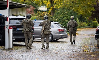 Wegen eines Messerangriffs auf eine Schülerin war die Polizei am Paderborner Westfalen-Kolleg im Großeinsatz. - Neue Westfälische Wegen eines Messerangriffs auf eine Schülerin war die Polizei am Paderborner Westfalen-Kolleg im Großeinsatz. - Neue Westfälische