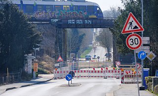 Die Freigabe der Koblenzer Straße ist um drei Wochen verschoben worden. Die Baken sollen erst nach den Osterferien abgeräumt werden. - Ulf Hanke Die Freigabe der Koblenzer Straße ist um drei Wochen verschoben worden. Die Baken sollen erst nach den Osterferien abgeräumt werden. - Ulf Hanke