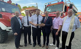 Generationswechsel: Landrat Christoph Rüther, Leiter der freiwilligen Feuerwehr Marcus Siekaup, Einheitsleiter Michael Scharfen, Bürgermeister Christian Carl, Ortsvorsteher Reimund Günter und Pastor Raphael Schliebs (v.l.) feiern die symbolische Staffelübergabe vom treuen Oldie zum modernen TLF 3000. - Stadt Bad Wünnenberg Generationswechsel: Landrat Christoph Rüther, Leiter der freiwilligen Feuerwehr Marcus Siekaup, Einheitsleiter Michael Scharfen, Bürgermeister Christian Carl, Ortsvorsteher Reimund Günter und Pastor Raphael Schliebs (v.l.) feiern die symbolische Staffelübergabe vom treuen Oldie zum modernen TLF 3000. - Stadt Bad Wünnenberg