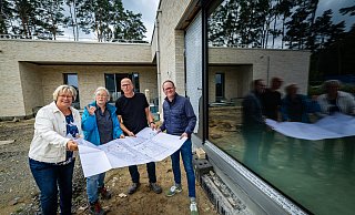 Petra Oester-Barkey (Bezirksamt), Katrin Achelpöhler (AM Architekten), Carsten Deiwiks (ISB) und Lars Nockemann (Bezirksbürgermeister) sind zufrieden mit dem Fortschritt des Gebäudes. - Sarah Jonek Petra Oester-Barkey (Bezirksamt), Katrin Achelpöhler (AM Architekten), Carsten Deiwiks (ISB) und Lars Nockemann (Bezirksbürgermeister) sind zufrieden mit dem Fortschritt des Gebäudes. - Sarah Jonek