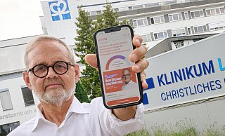 Der Bielefelder Gynäkologe Joachim Volz vor dem Klinikum Lippstadt. Nicht nur vor Gericht kämpft er gegen das Abtreibungsverbot, auch mit einer Petition, die bis Ende Juli bereits mehr als 170.000 Menschen unterzeichneten. - picture alliance/dpa Der Bielefelder Gynäkologe Joachim Volz vor dem Klinikum Lippstadt. Nicht nur vor Gericht kämpft er gegen das Abtreibungsverbot, auch mit einer Petition, die bis Ende Juli bereits mehr als 170.000 Menschen unterzeichneten. - picture alliance/dpa