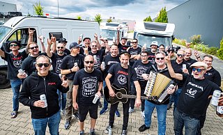 Aufgeregt, aber gewohnt fröhlich: Shantallica treffen sich zur Karawane nach Wacken - mit lecker Bierchen. - Barbara Franke Aufgeregt, aber gewohnt fröhlich: Shantallica treffen sich zur Karawane nach Wacken - mit lecker Bierchen. - Barbara Franke