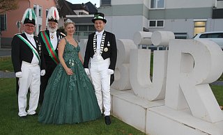 Demnächst steht auf der Rasenfläche an der Bürener Königstraße die Kreisschützenfest-Countdown-Uhr. Kreisschützenoberst Reinhard Mattern, Andreas Köchling, Oberst der Bürgerschützen und das Kreiskönigspaar Steffen Löper und Nora Rosensträter freuen sich schon aufs 66.Kreisschützenfest in Büren. - Johannes Büttner Demnächst steht auf der Rasenfläche an der Bürener Königstraße die Kreisschützenfest-Countdown-Uhr. Kreisschützenoberst Reinhard Mattern, Andreas Köchling, Oberst der Bürgerschützen und das Kreiskönigspaar Steffen Löper und Nora Rosensträter freuen sich schon aufs 66.Kreisschützenfest in Büren. - Johannes Büttner