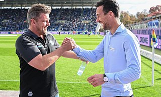 So begrüßten sich SCP-Coach Lukas Kwasniok (l.) und KSC-Trainer Christian Eichner am 31. Oktober 2021 bei ihrem ersten Zweitligaduell im Karlsruher Wildpark. Paderborn gewann damals mit 4:2. - picture alliance / GES/Helge Prang So begrüßten sich SCP-Coach Lukas Kwasniok (l.) und KSC-Trainer Christian Eichner am 31. Oktober 2021 bei ihrem ersten Zweitligaduell im Karlsruher Wildpark. Paderborn gewann damals mit 4:2. - picture alliance / GES/Helge Prang