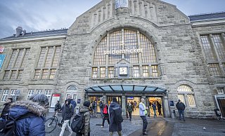 Eine junge Frau saß im Zug nach Bielefeld, als sie von einem Mann belästigt worden sein soll. - Sarah Jonek Eine junge Frau saß im Zug nach Bielefeld, als sie von einem Mann belästigt worden sein soll. - Sarah Jonek