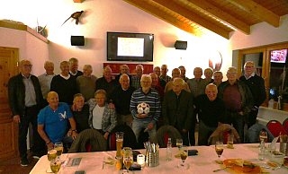 Wie die Zeit vergeht: Auf Initiative von Bernd Schulenkorf (in der Mitte mit Ball) waren viele frühere BSV-Spieler aus der erfolgreichsten Zeit des Klubs zusammengekommen. - Thorsten Mailänder Wie die Zeit vergeht: Auf Initiative von Bernd Schulenkorf (in der Mitte mit Ball) waren viele frühere BSV-Spieler aus der erfolgreichsten Zeit des Klubs zusammengekommen. - Thorsten Mailänder