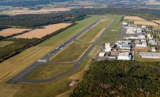 Die Start- und Landebahn am Flughafen Paderborn/Lippstadt ist 2180 Meter lang. Die mit Pfeilen gekennzeichnete angebaute Strecke (unten) wurde nicht in Betrieb genommen. Trotzdem können bis auf den Airbus A380 fast alle Verkehrsflugzeuge hier starten und landen. - Moritz Klöckner Die Start- und Landebahn am Flughafen Paderborn/Lippstadt ist 2180 Meter lang. Die mit Pfeilen gekennzeichnete angebaute Strecke (unten) wurde nicht in Betrieb genommen. Trotzdem können bis auf den Airbus A380 fast alle Verkehrsflugzeuge hier starten und landen. - Moritz Klöckner