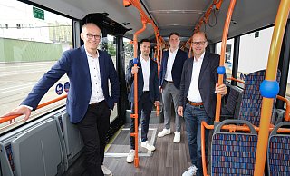 Bielefelds Stadtwerke-Chef Martin Uekmann (v.l.), David Heidenreich (MoBiel-Geschäftsbereichsleiter Betrieb), Marcel Vartmann (Bereichsleiter Markt und Fahrgast) und MoBiel-Geschäftsführer Arne Petersen. - Andreas Zobe Bielefelds Stadtwerke-Chef Martin Uekmann (v.l.), David Heidenreich (MoBiel-Geschäftsbereichsleiter Betrieb), Marcel Vartmann (Bereichsleiter Markt und Fahrgast) und MoBiel-Geschäftsführer Arne Petersen. - Andreas Zobe