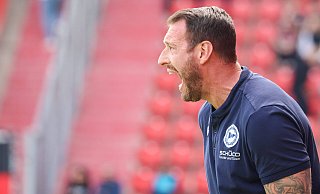 Arminia-Trainer Mitch Kniat hat derzeit wenig Grund für Frust. Seine Mannschaft eilt in der 3. Liga von Sieg zu Sieg. - IMAGO/Eibner Arminia-Trainer Mitch Kniat hat derzeit wenig Grund für Frust. Seine Mannschaft eilt in der 3. Liga von Sieg zu Sieg. - IMAGO/Eibner