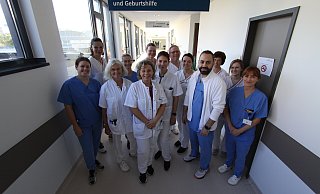 Dominique Moise (vorne, 5. v. l.) und ihr Team der Klinik für Frauenheilkunde und Geburtshilfe. - Björn Kenter Dominique Moise (vorne, 5. v. l.) und ihr Team der Klinik für Frauenheilkunde und Geburtshilfe. - Björn Kenter