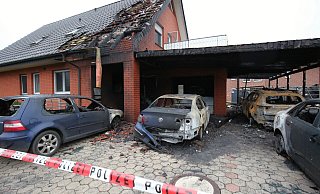 Fünf Autos brannten bei einem Feuer in Preußisch Oldendorf vollständig aus. - Ilka Gülker Fünf Autos brannten bei einem Feuer in Preußisch Oldendorf vollständig aus. - Ilka Gülker