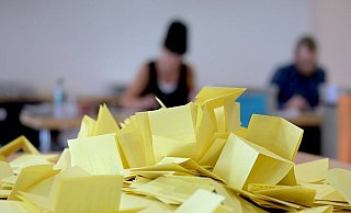 Die Stimmzettel für die Bürgermeisterwahl müssen in NRW im Herbst 2025 wieder ausgezählt werden. - Jacob Schröter/dpa Die Stimmzettel für die Bürgermeisterwahl müssen in NRW im Herbst 2025 wieder ausgezählt werden. - Jacob Schröter/dpa