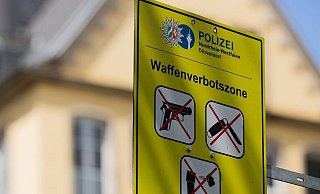 Schilder wie dieses (hier in Düsseldorf) sollen künftig in Bielefeld auf die Waffenverbotszone hinweisen. - dpa Schilder wie dieses (hier in Düsseldorf) sollen künftig in Bielefeld auf die Waffenverbotszone hinweisen. - dpa