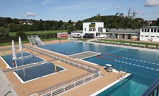 Auch wegen seiner Lage direkt an der Weser weiß das Freibad in Höxter zu überzeugen. - Simone Flörke Auch wegen seiner Lage direkt an der Weser weiß das Freibad in Höxter zu überzeugen. - Simone Flörke