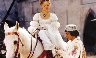 Der Prinz (Pavel Travnicek) passt Aschenbrödel (Libuse Safrankova) im Film "Drei Haselnüsse für Aschenbrödel" den verlorenen Schuh an. - WDR/DEGETO Der Prinz (Pavel Travnicek) passt Aschenbrödel (Libuse Safrankova) im Film "Drei Haselnüsse für Aschenbrödel" den verlorenen Schuh an. - WDR/DEGETO