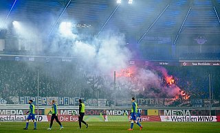 Beim Spiel des SC Paderborn gegen Hansa Rostock kommt es im Dezember 2023 zu schweren Ausschreitungen durch Rostocker Fans. - Besim Mazhiqi Beim Spiel des SC Paderborn gegen Hansa Rostock kommt es im Dezember 2023 zu schweren Ausschreitungen durch Rostocker Fans. - Besim Mazhiqi