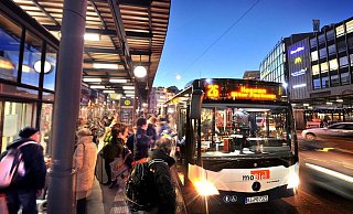 Trubel am Jahnplatz - aussteigen, einsteigen, Ticket zeigen. Oder nicht? - Andreas Frücht Trubel am Jahnplatz - aussteigen, einsteigen, Ticket zeigen. Oder nicht? - Andreas Frücht