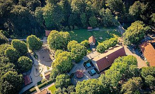 Unterhalb des Spielplatzes (am unteren Bildrand) entsteht das 350 Quadratmeter große neue Begegnungshaus im Bielefelder Tierpark. - Mike-Dennis Müller Unterhalb des Spielplatzes (am unteren Bildrand) entsteht das 350 Quadratmeter große neue Begegnungshaus im Bielefelder Tierpark. - Mike-Dennis Müller