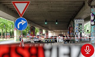 Ein mutmaßlicher Attentäter hat in Bielefeld fünf Personen zum Teil schwer mit seinen Messern verletzt. Die Spurensicherung nimmt am Morgen nach der Tat die Beweise auf. - Paul Brinkmann Ein mutmaßlicher Attentäter hat in Bielefeld fünf Personen zum Teil schwer mit seinen Messern verletzt. Die Spurensicherung nimmt am Morgen nach der Tat die Beweise auf. - Paul Brinkmann