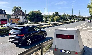 Von Montag bis Sonntag, 1. bis 7. September, stehen die mobilen Blitzer an 35 Straßen in Bielefeld, dabei sind unter anderem Detmolder und Herforder Straße. (Symbolbild) - Jens Reichenbach Von Montag bis Sonntag, 1. bis 7. September, stehen die mobilen Blitzer an 35 Straßen in Bielefeld, dabei sind unter anderem Detmolder und Herforder Straße. (Symbolbild) - Jens Reichenbach