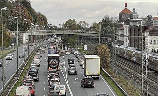 Auf dem Bielefelder OWD knubbelt sich der Verkehr besonders zu Stoßzeiten. - Archiv: Peter Unger Auf dem Bielefelder OWD knubbelt sich der Verkehr besonders zu Stoßzeiten. - Archiv: Peter Unger