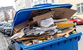 Ab Montag kann der Umweltbetrieb der Stadt Bielefeld nur bedingt Altpapier abfahren. - picture alliance Ab Montag kann der Umweltbetrieb der Stadt Bielefeld nur bedingt Altpapier abfahren. - picture alliance