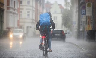 Heftiger Regen überall in der Stadt - wie hier in der Arndtstraße. - Archiv: Sarah Jonek Heftiger Regen überall in der Stadt - wie hier in der Arndtstraße. - Archiv: Sarah Jonek