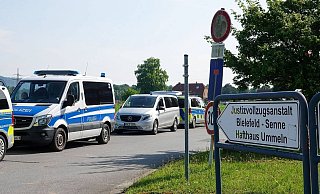Aus dem Hafthaus Ummeln der JVA Bielefeld-Senne ist Mitte Juni ein Gefangener ausgebrochen. Die Polizei war mit einem Großaufgebot im Einsatz, fand ihn jedoch nicht. - Paul Brinkmann Aus dem Hafthaus Ummeln der JVA Bielefeld-Senne ist Mitte Juni ein Gefangener ausgebrochen. Die Polizei war mit einem Großaufgebot im Einsatz, fand ihn jedoch nicht. - Paul Brinkmann