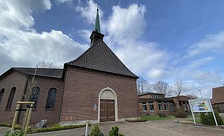 Die Dehmer Kirche und das angrenzende Jochen-Klepper-Haus stehen zur Disposition. Die Gemeinde Eidinghausen-Dehme muss aus finanziellen Gründen die Gebäude aufgeben. - Nicole Sielermann Die Dehmer Kirche und das angrenzende Jochen-Klepper-Haus stehen zur Disposition. Die Gemeinde Eidinghausen-Dehme muss aus finanziellen Gründen die Gebäude aufgeben. - Nicole Sielermann