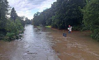 Am Mittag des 12. September 2023 war die Lutter in Heepen, Höhe Eckendorfer Straße zum reißenden Fluss angeschwollen. - Archiv: Karla Klemme Am Mittag des 12. September 2023 war die Lutter in Heepen, Höhe Eckendorfer Straße zum reißenden Fluss angeschwollen. - Archiv: Karla Klemme