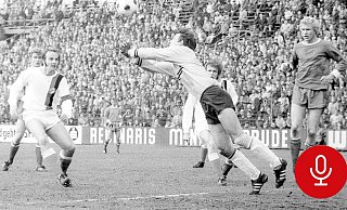 Arminias Gerd Roggensack (l.) kommt gegen Schalke-Torwart Dieter Burdenski (M.) zu spät. Später erzielt Roggensack das berüchtigte Skandaltor. - Imago Arminias Gerd Roggensack (l.) kommt gegen Schalke-Torwart Dieter Burdenski (M.) zu spät. Später erzielt Roggensack das berüchtigte Skandaltor. - Imago