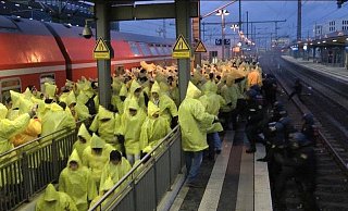 Mit gelben Regenponchos verkleidet kamen die Dresdener Fans am 6. Dezember 2013 am Hauptbahnhof Bielefeld an. - Bundespolizei Mit gelben Regenponchos verkleidet kamen die Dresdener Fans am 6. Dezember 2013 am Hauptbahnhof Bielefeld an. - Bundespolizei