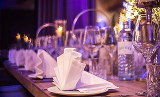 Wenn der Chef zur Weihnachtsfeier in ein schickes Restaurant einlädt, sollten auch die Manieren sitzen. Vor allem wenn Alkohol im Spiel ist, klappt das nicht immer. - Pixabay Wenn der Chef zur Weihnachtsfeier in ein schickes Restaurant einlädt, sollten auch die Manieren sitzen. Vor allem wenn Alkohol im Spiel ist, klappt das nicht immer. - Pixabay