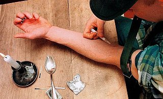 In Bielefeld gibt es 2.000 bis 2.500 Konsumenten harter Drogen. Hier setzt sich ein junger Mann eine Spritze mit Heroin in die Vene seines linken Arms. - Keystone In Bielefeld gibt es 2.000 bis 2.500 Konsumenten harter Drogen. Hier setzt sich ein junger Mann eine Spritze mit Heroin in die Vene seines linken Arms. - Keystone