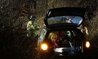 Der Beifahrer greift geistesgegenwärtig ins Lenkrad und steuert den Wagen so ins Gebüsch. - Feuerwehr Paderborn Der Beifahrer greift geistesgegenwärtig ins Lenkrad und steuert den Wagen so ins Gebüsch. - Feuerwehr Paderborn