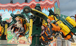Die Besucherinnen und Besucher genießen den Blasheimer Markt mit rasanten Fahrgeschäften. - Joern Spreen-Ledebur Die Besucherinnen und Besucher genießen den Blasheimer Markt mit rasanten Fahrgeschäften. - Joern Spreen-Ledebur