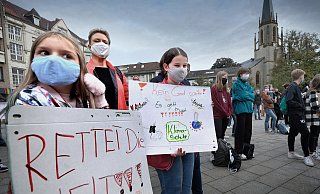 „Kein Grad weiter“ – deutschlandweit demonstrierte die Fridays-for-Future-Bewegung unter diesem Motto. Sogar ein entsprechendes Lied wurde veröffentlicht. Auf dem Berliner Platz in Gütersloh folgten auch Ida (links) und Emma dem Aufruf. - Andreas Frücht „Kein Grad weiter“ – deutschlandweit demonstrierte die Fridays-for-Future-Bewegung unter diesem Motto. Sogar ein entsprechendes Lied wurde veröffentlicht. Auf dem Berliner Platz in Gütersloh folgten auch Ida (links) und Emma dem Aufruf. - Andreas Frücht