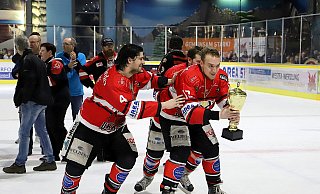 Verteidiger Kris Gehring, hier mit dem errungenen Pokal, ist eine Konstante beim Herforder Eishockey Verein. - Herforder EV/Jürgen Feyerabend Verteidiger Kris Gehring, hier mit dem errungenen Pokal, ist eine Konstante beim Herforder Eishockey Verein. - Herforder EV/Jürgen Feyerabend