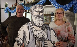Friedrich und Stefanie Hempelmann mit einem Abbild von Fritz Marks, besser bekannt als "Wilder Schmied", dem Namenspatron des Ausflugslokals auf dem Kamm des Wiehengebirges. - Neue Westfälische