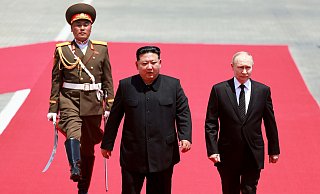 Russlands Präsident Wladimir Putin (r) und Nordkoreas Machthaber Kim Jong Un wollen ihr Partnerschaft stärken. - Vladimir Smirnov/Pool Sputnik Kremlin/AP/dpa Russlands Präsident Wladimir Putin (r) und Nordkoreas Machthaber Kim Jong Un wollen ihr Partnerschaft stärken. - Vladimir Smirnov/Pool Sputnik Kremlin/AP/dpa