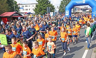 Dicht gedrängt sind Läufer und Besucher beim Run-and-Roll-Day auf dem Ostwestfalendamm. Im Corona-Jahr 2020 muss er ausfallen. - Sarah Jonek Dicht gedrängt sind Läufer und Besucher beim Run-and-Roll-Day auf dem Ostwestfalendamm. Im Corona-Jahr 2020 muss er ausfallen. - Sarah Jonek