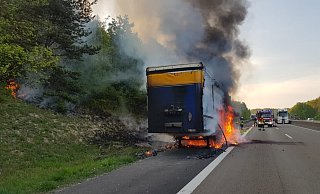 Auf der A 44 brannte am Dienstag ein Lkw-Anhänger mit einer Ladung gepresster Pappen. Auch die Feuerwehr Breuna war im Einsatz. - FFW Breuna/Marc Döring Auf der A 44 brannte am Dienstag ein Lkw-Anhänger mit einer Ladung gepresster Pappen. Auch die Feuerwehr Breuna war im Einsatz. - FFW Breuna/Marc Döring
