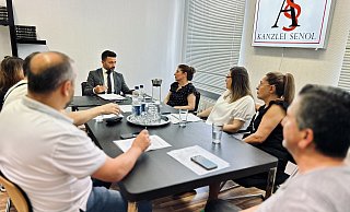 Geschädigte des Reisebüro-Erciyes-Betrugs beraten sich in der Kanzlei von Rechtsanwalt Ali Senol. - Stefan Becker Geschädigte des Reisebüro-Erciyes-Betrugs beraten sich in der Kanzlei von Rechtsanwalt Ali Senol. - Stefan Becker