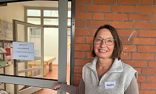 "Herzlich willkommen zu den Herbstferienspielen" steht an der Tür zum Nachbarschaftszentrum. Susanne Flade-Brune freut sich auf die Kinder. - Kirsten Tirre