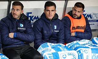 Tobias Müller (M.) saß beim 1. FC Magdeburg in dieser Saison zumeist auf der Ersatzbank. Teamkollege Robert Leipertz (l.) schaffte es sogar nur selten in den 20er-Kader. Auch im Heimspiel gegen ihren Ex-Klub Paderborn müssen beide wohl zuschauen. - Imago Images Tobias Müller (M.) saß beim 1. FC Magdeburg in dieser Saison zumeist auf der Ersatzbank. Teamkollege Robert Leipertz (l.) schaffte es sogar nur selten in den 20er-Kader. Auch im Heimspiel gegen ihren Ex-Klub Paderborn müssen beide wohl zuschauen. - Imago Images
