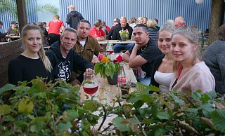 Sarah und Marc Höcker von der Fahrschule Höcker in Bünde (v.l.), Youtuber Matas, Alain Wollersheim sowie die Wollny-Schwestern Estefania und Loredana. - Anja Cornelsen Sarah und Marc Höcker von der Fahrschule Höcker in Bünde (v.l.), Youtuber Matas, Alain Wollersheim sowie die Wollny-Schwestern Estefania und Loredana. - Anja Cornelsen