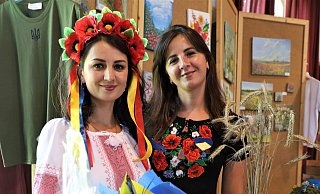 Liliia Pavlenko (l.) und Alona Zakharenko im typischen Outfit an diesem Feiertag – bei ihnen gab es kleine Präsente. - Simone Flörke Liliia Pavlenko (l.) und Alona Zakharenko im typischen Outfit an diesem Feiertag – bei ihnen gab es kleine Präsente. - Simone Flörke