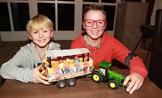 Auch die Brüder Mika und Malte Süggeler (v.l.) haben ihren Mini-Wagen zum Umzug beisgesteuert. - Regina Brucksch Auch die Brüder Mika und Malte Süggeler (v.l.) haben ihren Mini-Wagen zum Umzug beisgesteuert. - Regina Brucksch